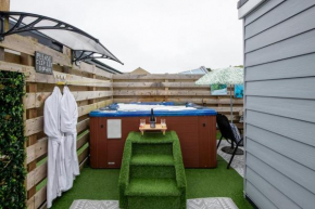 Adorable private couples retreat with hot tub